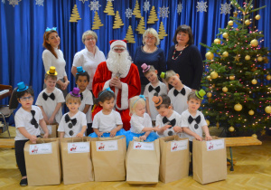 Dzieci z grupy I na zdjęciu grupowym ze Świętym Mikołajem